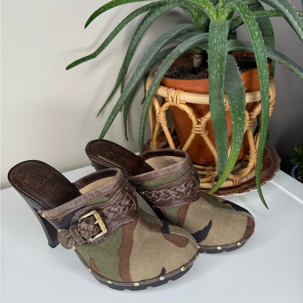 Michael Kors Camo Canvas Leather Clog Mules Heels Studded Buckle Woman’s 5.5M - Picture 1 of 12